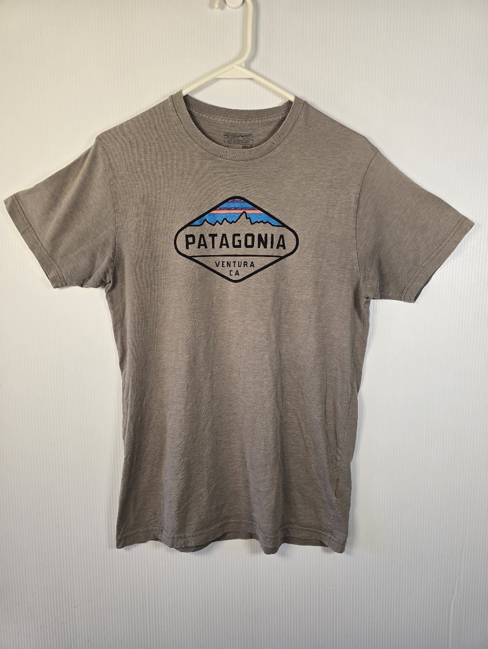 Patagonia Men's Fitz Roy Crest Ventura California T-Shirt Gray Medium Slim Fit M